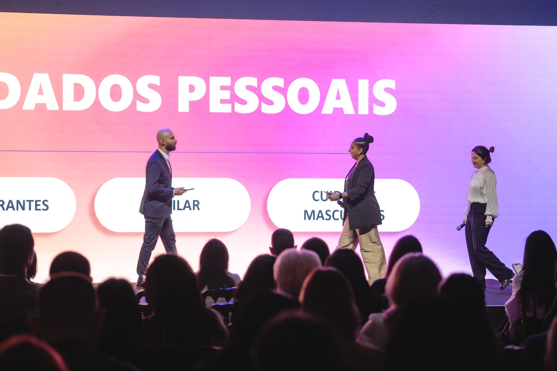 André conduzindo painel